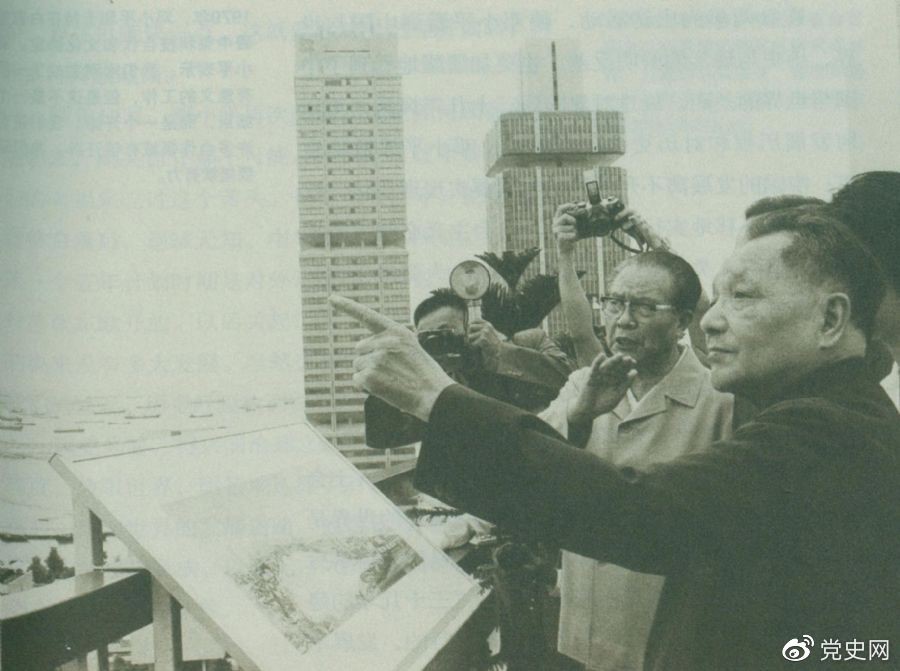 　　1978年11月13日，邓小平在新加坡住房和发展局听取关于新加坡公共住房计划情况的介绍后，登上办公大厦楼顶，瞭望周围一幢幢新建成的公共住房，赞扬新加坡在解决住房方面所作的努力。