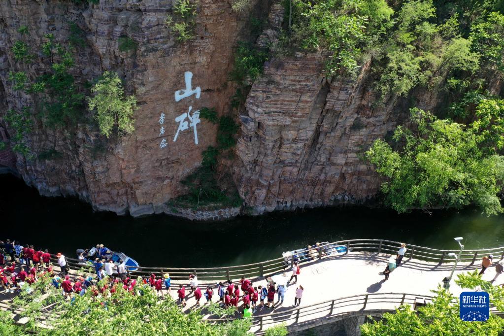 游客在河南林州红旗渠畔参观（2019年5月22日摄，无人机照片）。新华社记者 冯大鹏 摄